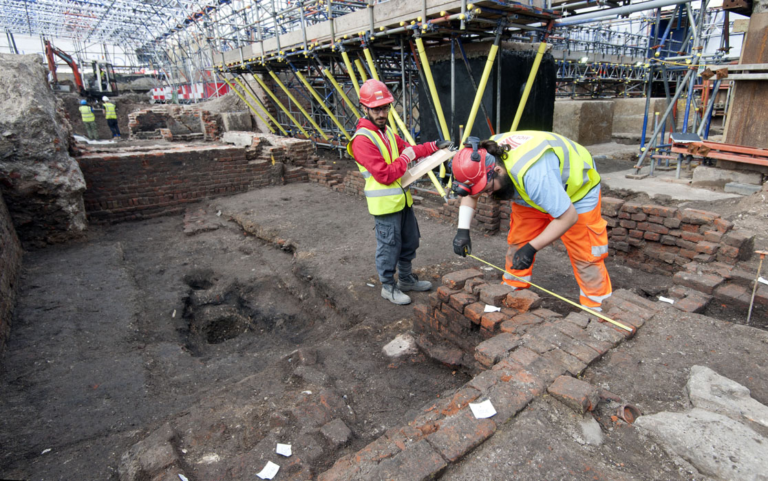 Archaeologists record the remains of the Curtain theatre which appears to be rectangular (c) MOLA Archaeologists record the remains of the Curtain theatre which appears to be rectangular (c) MOLA