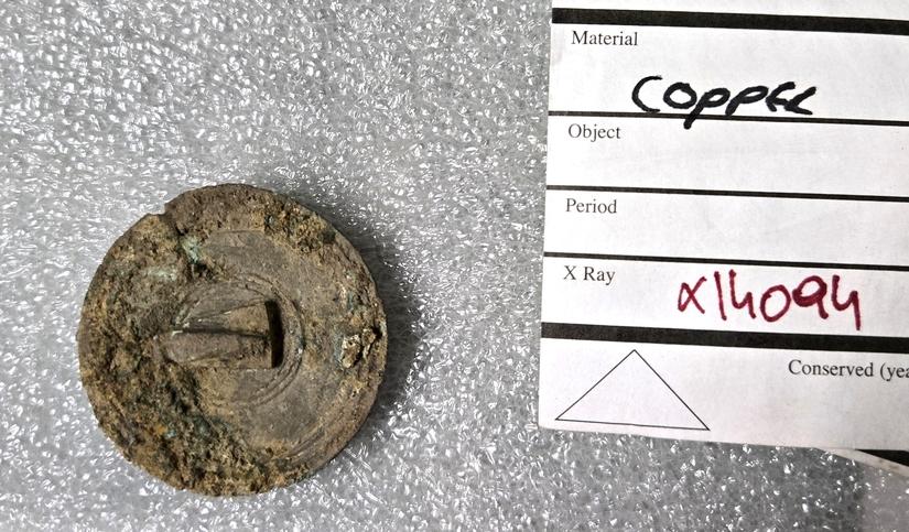 Lid of a copper inkwell with the finds label
