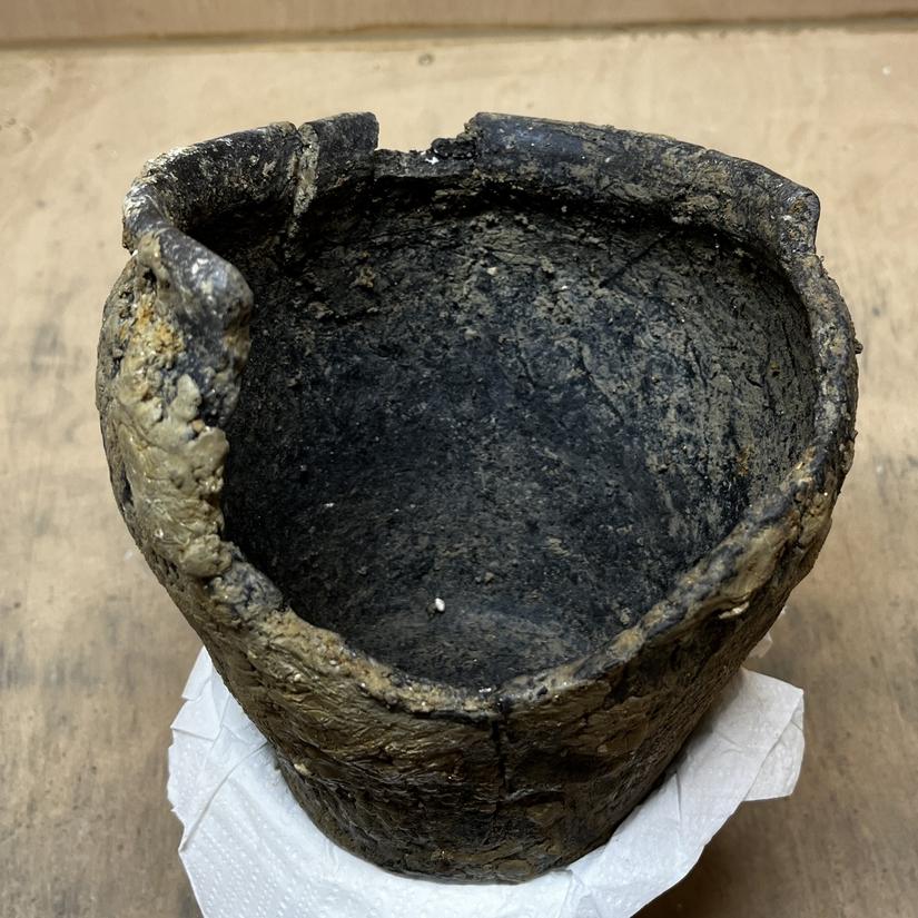 The empty pot after microexcavation