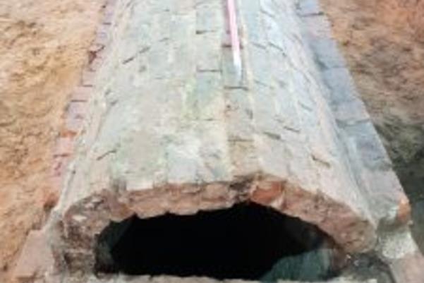 A grave lined with bricks and with a brick roof