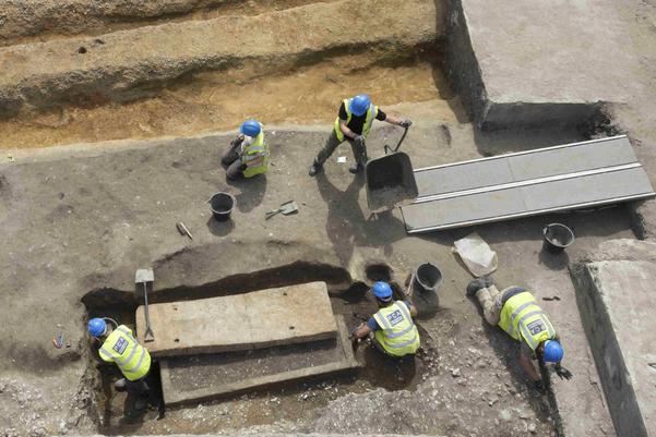 Archaeologists excavating the Roman mausoleum at Harper St, Southwark © PCA (Pre Construct Archaeology)