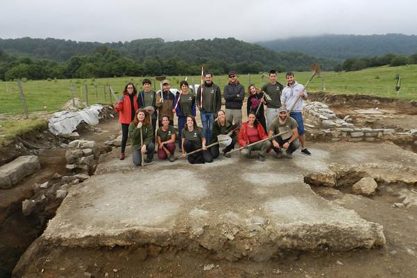 A group photo of the students and volunteers with MOLA fieldwork trainer Claudia Tommasino