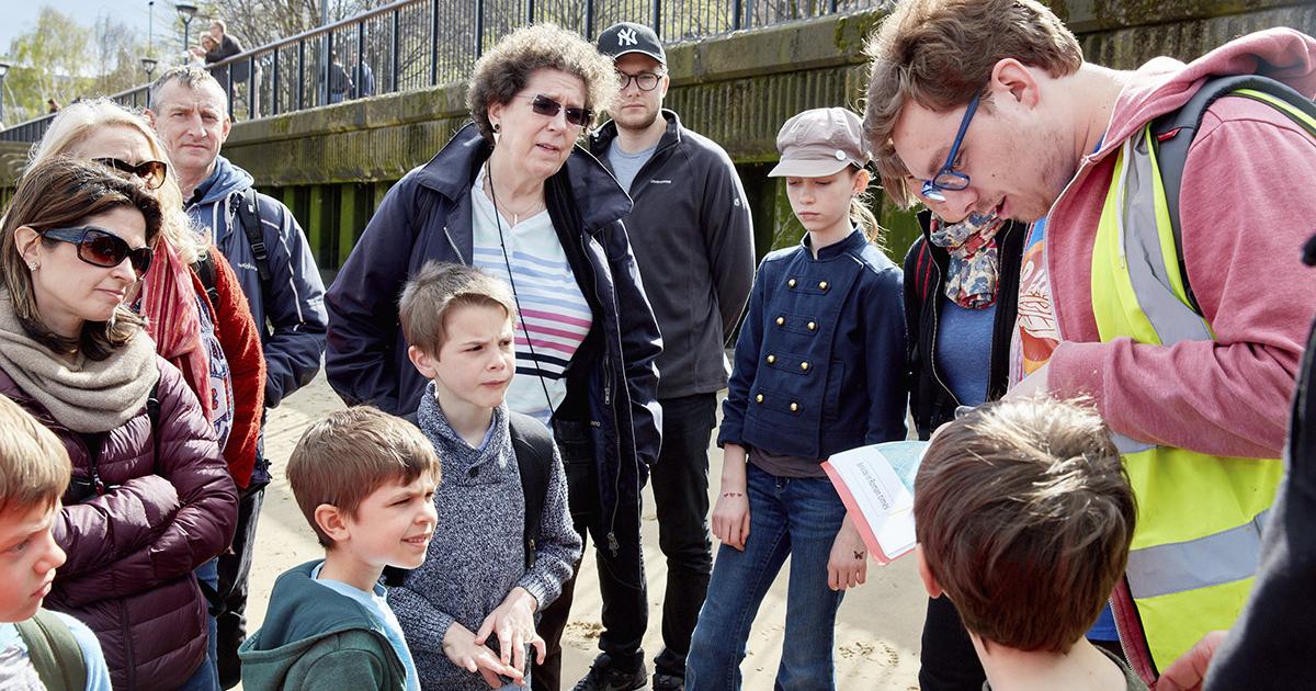 Thames Discovery Programme host their first Family Foreshore Walk | MOLA